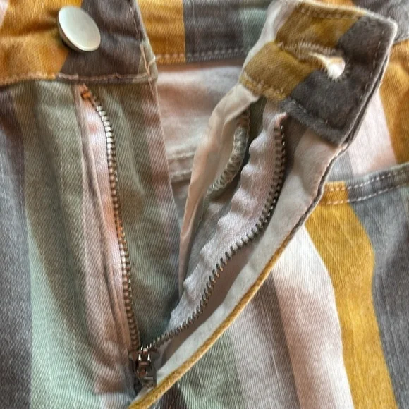 Altar'd State Girls Shorts W/Stripes White Gold Blue Green Gray Frayed Size XS - Picture 3 of 10